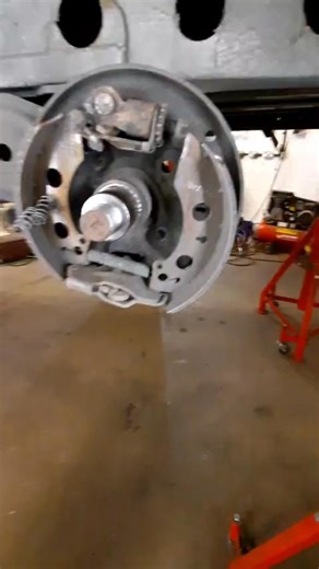 What happens to an Al-ko brake if it’s not serviced often enough. Al-ko Brakes need to be serviced regularly as they need the correct tension within the brake to work correctly. As the brakes get out of adjustment the shoes have room to move this movement then wears all the points that the shoes contact the adjuster autoreverse mechanism and the expander this quickly escalates as the shoes move more and more, as they move more they wear more. This trailer has got to the point that one of the ret