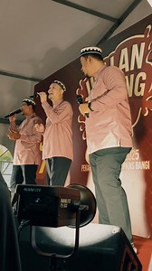 Inteam turun ke Jualan Gudang Minaz hari ni. Lepas tu sambung happy hour pulak, sebab happy hour dia lebih padu dari high note Syah. Haha Hari ni je Minaz buka jualan happy hour untuk barang eksklusif Konsert Kasih Kekasih Inteam! Siapa datang, rezeki limited edition, siap dapat sign lagi. Siapa lambat nasib lee, jumpa tahun depan 🤭 Habishhh Minaz bagi harga gudang, kami datang bagi senyuman percuma. Hari terakhir ni tahu. Jangan cuba2 datang esok. Terima Kasih @pijaminaz @minaz.my atas undanga