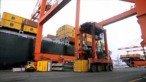 5.1K views · 578 reactions | As the U.S. is battling with congestion of shipping containers in some ports, an official with the largest port on East Coast has said that port operators should keep shipping containers moving to avoid delays. #GLOBALink | China Xinhua News | Facebook