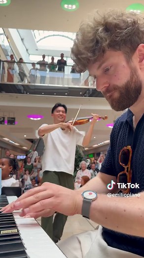 EPIC Flashmob at the Shopping Mall: Orchestra Summoned by Ray Chen Violinist