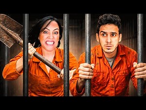 We're digging to escape from prison 🔐 in Roblox with my best friend 😱 Sandra Cires Play