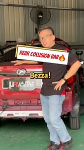 Kenapa rear collision bar penting? Sebab bila kena hentam dari belakang, bar ni bantu serap impak & lindungi chasis serta penumpang. Macam owner Bezza ni walaupun meniaga nasi lemak je, keselamatan tetap nombor satu. Lagi-lagi bawa barang setiap hari, memang wajib upgrade untuk elak risiko lebih besar. Jom dengar sendiri Abg Kenny explain dalam video ni! #UltraRacing #RearCollisionBar #PeroduaBezza #KeselamatanUtama #ProtectYourRide #UpgradeBerbaloi | Ultra Racing News / Events