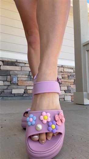 These platform Croc sandals are so cute AND supportive 🙌
