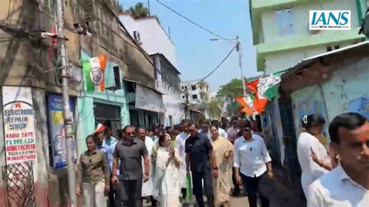 This is Bhawanipore, represented by Mamata Banerjee since 1991 first as an MP and now as an MLA.Look at the condition of the area.Clothes like lungis and undergarments are hanging on police barricades.Slums line both sides of the road, with houses covered in tarpaulin.Open electric wires are strewn across the streets.If this is the state of the Chief Minister’s own constituency, one can imagine the condition of the rest of West Bengal.