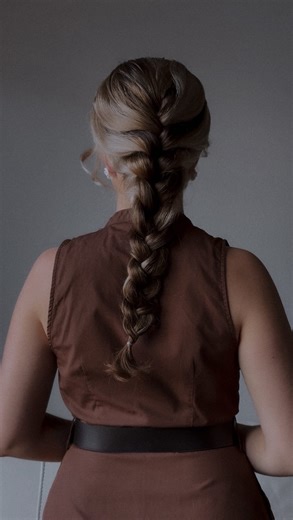 Victoria Kosto on Instagram: "Quick and easy braid tutorial 💫 save and try it #frenchbraid #hairstyletutorial #updohairstyle #updo #updotutorial #easyhairstyle"