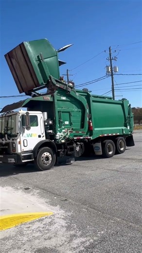 WM Mack heil #wastemanagement #garbagetruck #frontloader #recycling