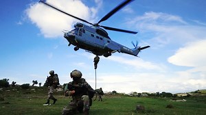 Les légionnaires de la 3e compagnie s'entraînent à la descente en rappel et à la corde lisse depuis un hélicoptère Puma de l'Armée de l'air #2REP | 2e REP - 2ème Régiment étranger de parachutistes