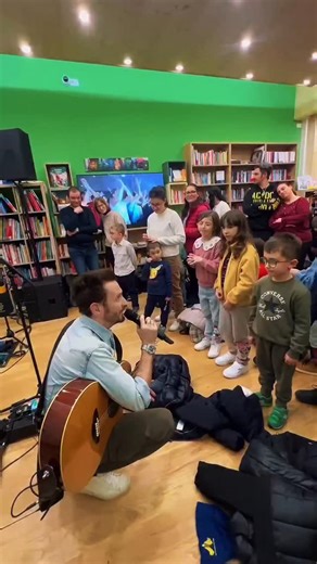 The Sun on Instagram: "𝐔𝐍’𝐄𝐒𝐏𝐄𝐑𝐈𝐄𝐍𝐙𝐀 𝐔𝐍𝐈𝐂𝐀 Sabato abbiamo vissuto un’esperienza unica: dopo un tour pieno di grandi palchi e migliaia di persone, abbiamo scelto di vivere un momento particolarmente intimo, con bambini e genitori pronti a mettersi in gioco, ed è stato davvero speciale! Ricky, in versione Ippo de “La musica del bosco”, ci ha insegnato a tenere il tempo con il suo laboratorio di body percussion, facendo divertire grandi e piccini tra ritmo e gioco. Grazie Ippo! A s