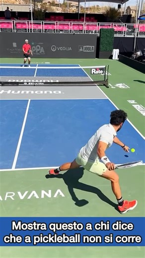 Pickleball on Instagram: "Regole di base del Pickleball 👇 1. Punteggio 🏅 Solo la squadra che serve può guadagnare punti. Ogni set si gioca fino a 11 punti, ma bisogna avere un vantaggio di almeno 2 punti per vincere. 2. Il servizio 🎯 - Il servizio deve essere effettuato dal basso (sotto la vita) 👇 e in diagonale verso il campo avversario. - La palla deve rimbalzare una volta nel campo del ricevitore prima di essere colpita. - Chi serve continua a farlo finché la sua squadra non perde il punt