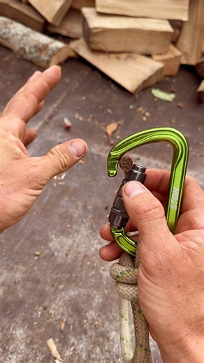 Adam Perry on Instagram: "Two turn scaffold knot with a sneaky trigger tail to keep the @steinworldwide carabiner open . #knots #climbing #outdoors #climb #rigging #carabiner"