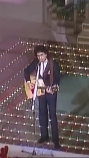 38K views · 1.8K reactions | Nel 1983 Toto Cutugno esordiva al festival di Sanremo con L’Italiano, canzone che aveva proposto anche a Celentano che l’aveva rifiutata… in ogni caso questa canzone è rimasta come una sorta di inno nazionale, una bellissima fotografia sugli usi e costumi del 900…credo che in questa pagina Toto abbia tutto il diritto di essere ricordato in qualità di artista spesso sottovalutato. ♥️ | Isabella Rinaldi | Facebook
