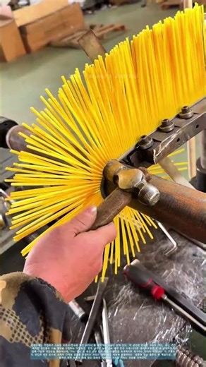 장인의 손길로 짜내는 청결: 스프링 브러시 제작 공정의 과학과 전통