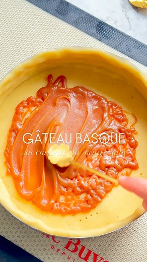 Le Gâteau Basque de Christophe Felder 😍 Un pur moment de gourmandise : une pâte sablée fondante, une crème d’amande onctueuse, un caramel au beurre salé coulant et une belle dorure irrésistible. ❤️ Un dessert traditionnel plein de douceur et de caractère, parfait avec un bon café ou pour un goûter réconfortant ☕🍰 Retrouvez la recette complète, détaillée étape par étape, sur le blog lien dans ma bio et en commentaire 👉 💬 Commentez “Gâteau basque” ci-dessous pour recevoir la recette ! ________