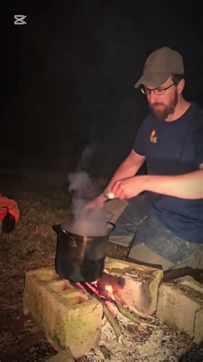 How to boil down 2 gallons maple sap to make syrups #campping #bushcraft #survival #syrup #shorts