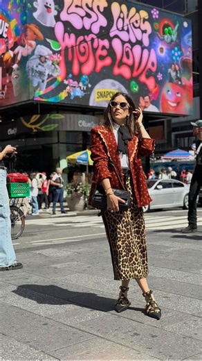 Lorena Levy | Outfits y Estilo Mujer on Instagram: "Cómo usar un turtleneck sin verte mayor 👵🏽 Si sientes que el turtleneck te apaga o te envejece, no es la prenda: es el styling. La clave está en crear capas y estructura para que el look se vea moderno, actual y con intención!nunca aburrido. Este es uno de esos básicos que, bien llevado, eleva cualquier outfit y hace que tu clóset rinda mucho más. 👉 Guarda este reel para cuando no sepas qué ponerte 👉 Sígueme para más tips de moda, styling y