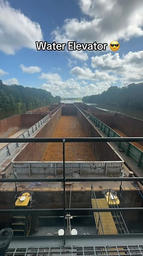 show yall a lil bit of my craft i ain’t to bad at driving this ole rig😂 #bluecollarboys #towboatlife #steersman #towboatertictok