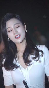@DOU 小助手DJ一响、音乐开场、墨镜一戴、说都不爱、灯光一开、全场最嗨、只要灯光闪的快、没有悲伤只有爱 #很哇塞的小姐姐 #热门音乐🔥 #跟着节奏嗨起来