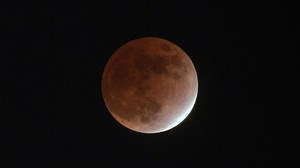 Éclipse lunaire totale : comment s'explique le phénomène qui teinte la Lune en rouge ?