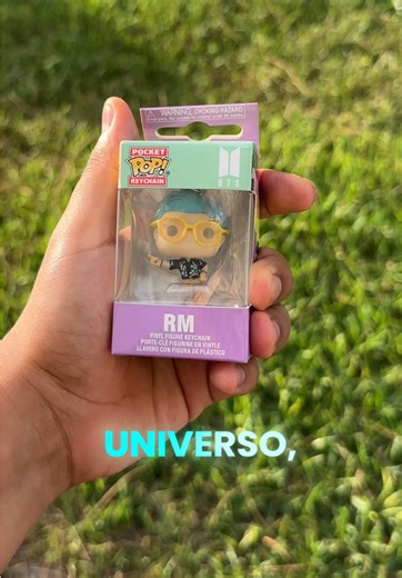 🌿 El líder que convirtió palabras en universo, ahora en versión pocket. Kim Namjoon no solo rapea… reflexiona, construye y eleva cada era. De mono. a Indigo, letras que sanan y una mente que transforma caos en arte. RM no solo guía a BTS, inspira generaciones. Y ahora esa esencia vive en versión pocket. 💜 #RM #namjoon #btsarmy #btslima #btsperu