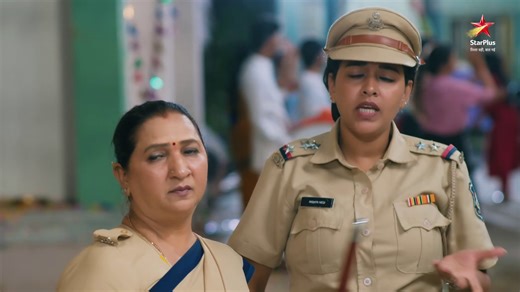 Jo humari suraksha ka zimma uthate hain, Anupama ne kiya unka samman. Dekhiye #Anupamaa roz raat 10:00 baje, sirf #StarPlus aur #JioHotstar par. #Anupama #StarPlus #JioHotstar #StarPlusDrama | StarPlus