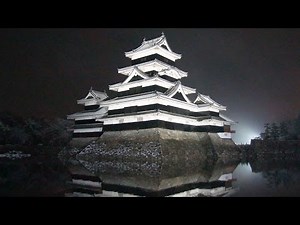 小雪が舞う夜の松本城 Matsumoto Castle(松本城, Matsumoto-jō) 4K