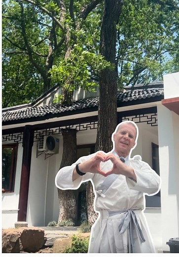 1,000-year-old tree. They built around it.Respect for nature, Ancient tree. Modern café. No compromise. Built with heart. Not a chainsaw. This tree came first — and stayed #simon在中国 #onlyinchina #chinatiktok #trees #china2025 #chinalife
