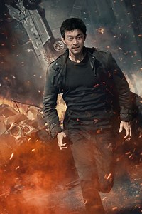 👉 Ni movie ya action/thriller kutoka kule Korea inayomhusu Ji Dong-chul, mwanaume aliyewahi kuwa askari maalum wa Korea Kaskazini. Baada ya kukimbia nchi yake, anajificha Korea Kusini kama mkimbizi wa kawaida 🤔 Siku moja, anasingiziwa kosa la mauaji ya mfanyabiashara mkubwa, kosa ambalo hajalifanya. Polisi, maajenti wa siri na wauaji wa kulipwa wanaanza kumuwinda vikali bila huruma. Dong-chul analazimika kukimbia huku akipigana, akitumia ujuzi wake wa kijeshi kuthibitisha kuwa hana hatia 👀 Ka