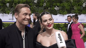 Seltener gemeinsamer Auftritt: Schweighöfer und Ruby O. Fee witzeln vor der t-online-Kamera