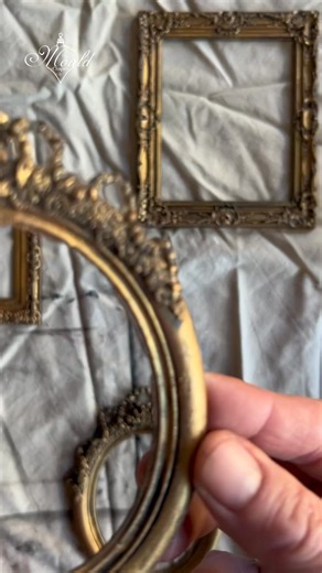 ✨🎄 Classic, timeless, and oh-so-beautiful! These vintage-style ornaments are perfect for the holidays. Create a charming gallery wall, add personal photos as heartfelt gifts, or style them as unique ornaments for your Christmas tree. 🌟 Cari crafted these treasures using the Ornate Legacy Decor Mould®, Decoupage, and Art Mediums—turning resin casts into gallery-inspired keepsakes. Perfect for anyone who loves DIY holiday ornaments, vintage-style Christmas decor, and creative resin mould ideas. 