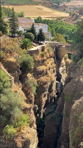 绝壁之上的神仙仙境城市🌆，西班牙🇪🇸南部安达卢西亚自治区千年古城隆达，景色实在太壮阔壮美了