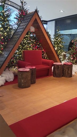 1-Minute Tour of Santa’s Cozy Living Room 🎅✨ | Rideau Centre Ottawa