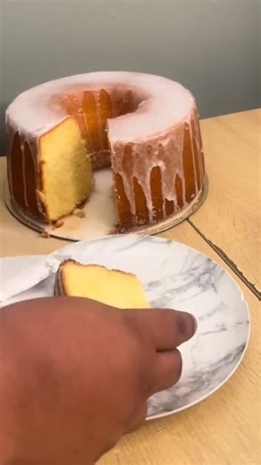 Jaffry Ward | Amateur Chef on Instagram: "🍋 7 Up Mile High Pound Cake – This One Rises to the Top! 🍰 Full recipe here 👉 https://jaffrywardjr.gumroad.com/ (Copy and Paste In Browser) Fluffy. Moist. Tall. This Southern-style pound cake is loaded with buttery flavor and that lemon-lime zing from real 7 Up. No glaze needed—it’s that good. 👏🏽 📌 What makes it a favorite? • Light texture with a rich crumb • Golden crust that cuts like butter • That old-school flavor you grew up on This is one of 