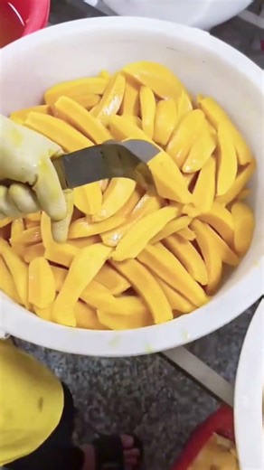 how the tool works to speed up splitting mangoes #tool #splitting #mangoes #shorts