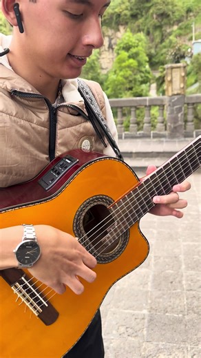 Feliz año, muy pronto más música junto a mi requinto. Que canción les gustaría ? 🎸♥️ #love #guitar #music #ecuador #colombia