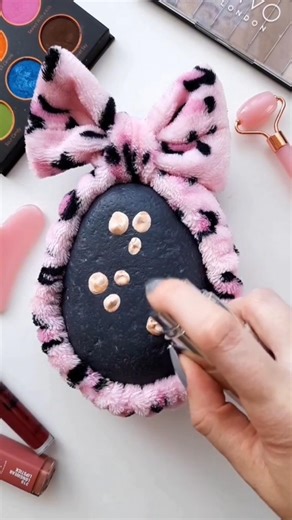 This Women Makeup On Black Stone 🪨😭||@MrBeast#shortsfeed#viral#trending#foryou#explore#shorts