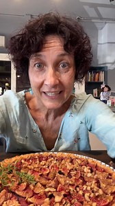 Settembre profuma di fichi maturi, di noci raccolte e di marmellata fatta in casa 🍇🌰🍋 Ho preparato questa crostata rustica ma raffinata: fichi freschi tagliati in quarti, noci croccanti pestate nel mortaio e la mia marmellata di limoni fatta in casa (la ricetta della marmellata la trovate sempre sul blog!). https://blog.giallozafferano.it/renatabriano/ricetta-crostata-di-fichi-e-noci-con-marmellata-di-limoni/ Un dolce equilibrato, dove la dolcezza dei fichi incontra la freschezza dei limoni e