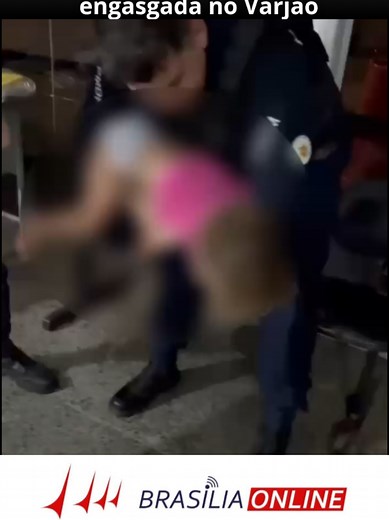 Um caso dramático mobilizou equipes da Polícia Militar do Distrito Federal (PMDF) e do Corpo de Bombeiros na noite desta terça-feira (23). Por volta das 23h58, policiais do 24º Batalhão foram acionados ao posto policial do Varjão, onde uma menina de apenas 2 anos apresentava quadro de engasgo. Socorro imediato e manobra salvadora De acordo com as informações divulgadas pela PMDF, a criança estava no colo da mãe quando começou a apresentar obstrução nas vias aéreas. Um vigilante que estava no loc