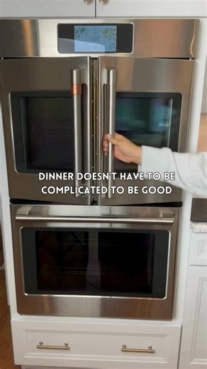 Say RECIPE and I’ll send it over. This Hamburger Hashbrown Casserole is pure comfort in a dish. Creamy, cheesy, and packed with flavor, it’s an easy dinner your whole family will love and ask for again and again. #hamburgerhashbrowncasserole #casserolerecipe #easyfamilydinner https://www.thediaryofarealhousewife.com/hamburger-hashbrown-casserole/ | The Diary of a Real Housewife - Jennie Duncan