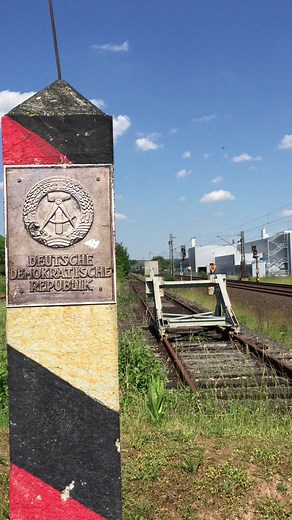 215K views · 1.5K reactions | Hier war mal die Grenze zur Deutsche Demokratische Republik, hier waren Deutschland und Europa bis zum 9. Dezember 1989 um 16 Uhr geteilt. Das Video wurde aufgenommen am Grenzmuseum Wildeck wo sich auch ein Grenzlehrpfad befindet. Es ist sogar noch ein orginal erhaltener Genzturm vorhanden in umittelbare nähe der Gleise. #trainspotting #trainspotter #TammyCompany #reels #reelsviral #reelsfacebook #DDR #Grenze #deutschland | Tammy Company | Facebook