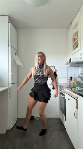 Learn this dance via link in bio 💃🏼 #shuffle #shuffledance #dancer #cuttingshapes