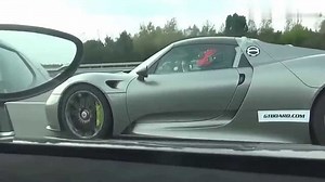 柯尼塞格在高速偶遇保时捷918，一脚油门，无声地对决开始了