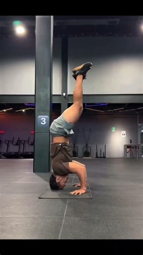 Handstand Tutorial for Beginners 🔥 | Balance & Hold in 5 Easy Steps#Handstand #Calisthenics #Body