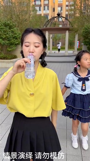 The little girl lost her beloved doll on the road and cried helplessly because she couldn't find it. Fortunately, a baby found it and struggled to catch up with her sister to return it to her.【久久好物】 #久久好物 #搞笑 #funny #fyp #reels #shorts #fblifestyle | 久久好物