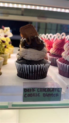 Dark Chocolate Cookie Butter!! #gigiscupcakeslexington #gigiscupcakes #lexington #fypage #cupcakes