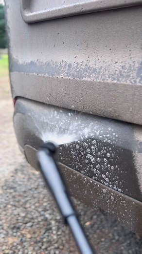 Quick Bling 🌪️💦 #bling #clean #cleaning #valeting #detailing #detailingcars #detailingdaily #detailinglife #detailingproducts #satisfying #asmr #snowfoam #spraying #brushing #pressurewashing #dirty #muddy #carwash #landrover #discovery #suv #4x4 #essex #carcare