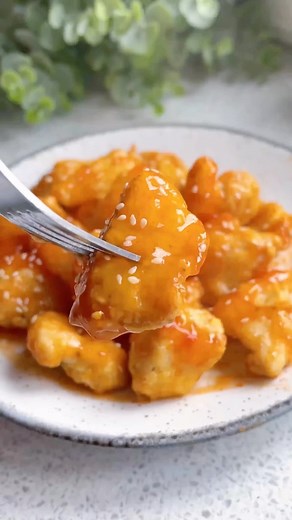 Sweet & Sour Chicken 🥵 It’s low calorie, high in protein and it tastes better than a Chinese takeaway 👀 I normally add veg to this like diced onion, peppers and pineapple if your a fan ☺️ Macros 285 calories 43gP / 4gF / 19gC Serves: 2 Shopping list ✍️ - 2 chicken breasts, diced - Salt & pepper - 1 egg - 30g cornflour - Low calorie spray - 1 tsp White Rice Vinegar - 4x tbsp Tomato Ketchup - 1 tbsp Soy Sauce - 1 tsp Sweetener - 30ml Water Method Season the diced chicken with salt and pepper the