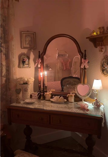 Exploring Vintage Aesthetic and Coquette Style Decor