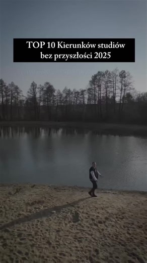 TOP 10 kierunków studiów z najgorszymi perspektywami: 📚 Zarządzanie - Start: 4200-4800 zł, Po latach: 5500-7000 zł. Bezrobocie: 12% Najpopularniejszy kierunek w Polsce, ale pracodawcy narzekają na brak praktycznych umiejętności! 📰 Dziennikarstwo - Start: 4200-4600 zł, Po latach: 5000-6500 zł. Bezrobocie: 13% Tradycyjne media wymierają! Lepiej specjalizuj się w social mediach! 🏛️ Politologia - Start: 4000-4500 zł, Po latach: 5000-6000 zł. Bezrobocie: 14% Zabójcza konkurencja o każde miejsce w 