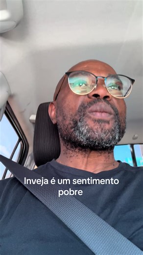 algumas reflexões acerca de um sentimento que, infelizmente, permeia muitas relações interpessoais: a inveja. É interessante observar que a inveja, embora negativa, pode ser vista de maneira peculiar entre amigos e irmãos. Muitas vezes, aqueles que nos invejam são pessoas próximas, que reconhecem nossas conquistas e qualidades, mas, por outro lado, não desejam empenhar-se no esforço necessário para alcançar seus próprios objetivos. Essa falta de vontade de trabalhar e se dedicar pode levar a com