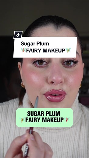Creiamo insieme il super trend #SugarPlumFairyMakeup in pochi passaggi! Make up del momento che richiama le sembianze della fatina 🧚🏻 Glossy lips marcate, guance rosate luminose e piene, occhi semplici e profondi. Ecco i prodotti chiave per replicarlo: - Clinique Pop Lip 02 BARE POP - Cheek Pop Palette: 3 cialde di illuminanti pigmentatissimi contenuti in un bellissimo pack oleografico - Cheek Pop Blush Pop 12 Pink Pop - High Impact High-Fi Full Volume Mascara, per ciglia con il 230% di volume